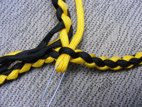 Make A Paracord Dog Leash Dog Leash Diy, Braided Dog Leash, Paracord Dog Leash, Paracord Bracelet Tutorial, Paracord Braids, Paracord Bracelet Diy, Paracord Dog Collars, Paracord Diy, Paracord Knots