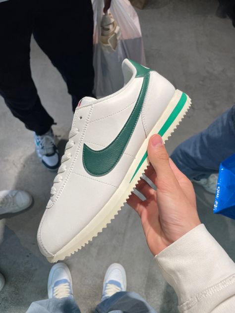 Nike Cortez Green, Nike Cortez Outfit, Cortez Shoes, Hype Shoes, Nike Cortez, Mens Green, Sneakers Fashion, Men's Fashion, Nike