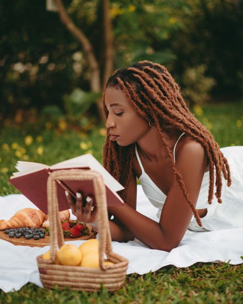 White dress picnic shoot Picnic Photo Shoot Ideas, Field Picnic, Solo Picnic, Picnic Photo Shoot, Picnic Aesthetic, Picnic Ideas, Picnic Foods, Black Art, Aesthetic Fashion