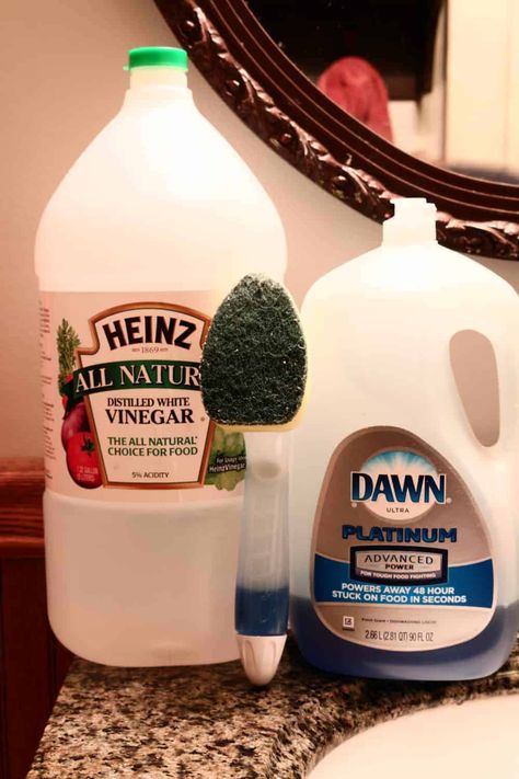 Clean House Hacks, Tub And Shower Cleaner, Vinegar Shower Cleaner, Best Soap Scum Remover, Soap Scum Remover, Best Shower Cleaner, Cleaning Vinegar, Shower Cleaning Hacks, Homemade Shower Cleaner