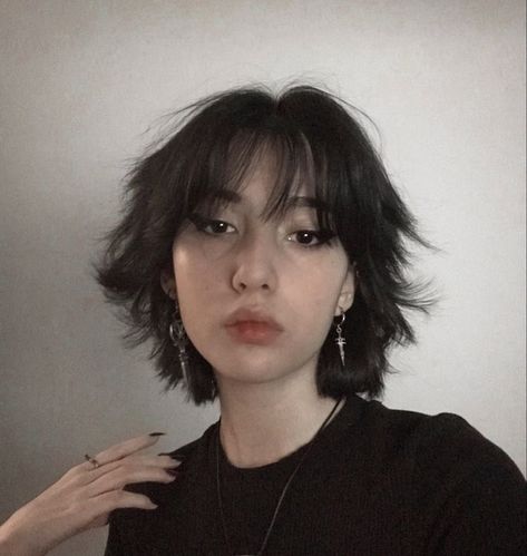 Grunge Short Haircuts With Bangs, Fluffy Hair Medium Length, Alternative Hair Bangs, Layered Short Hair Straight, Grunge Short Hair With Bangs, Hair Cuts With Bangs And Layers, Wolfcut Short Hair With Bangs, Short Grunge Hair With Bangs, Shaggy Short Hair With Bangs