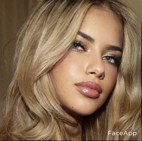 Adriana Lima Blonde, Adriana Lima Makeup, Blone Hair, Slavic Doll, Ice Blonde Hair, Adriana Lima Young, Angels Beauty, Ice Blonde, Victoria Secret Model