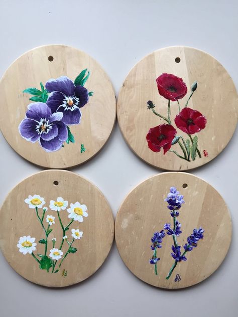 Wood Flower Painting, Painting Flowers On Wood, Flowers Painted On Wood, Wooden Easter Crafts, Hand Painted Earrings Wood, Wood Art Diy, Coaster Art, Circle Painting, Wood Slice Art