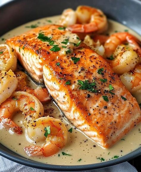 Salmon With Cream Sauce, Cajun Cream Sauce, Cajun Salmon, Clam Sauce, Salmon And Shrimp, Juicy Shrimp, Easy Salmon Recipes, Shrimp Dishes, Cajun Seasoning