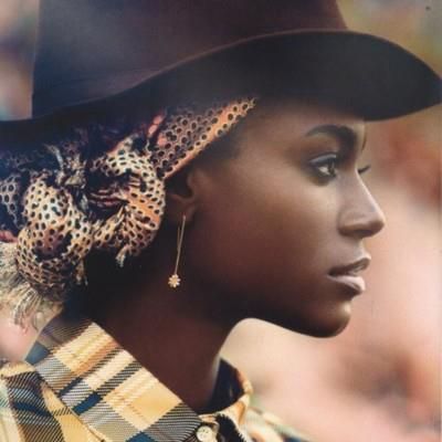 Wearing a scarf tied in a knot under a fedora hat. Africa Beauty, Knotted Headwrap, Ethno Style, Afrikaanse Mode, Hair Wraps, American Woman, Foto Art, Dark Skin Women, Style Noir