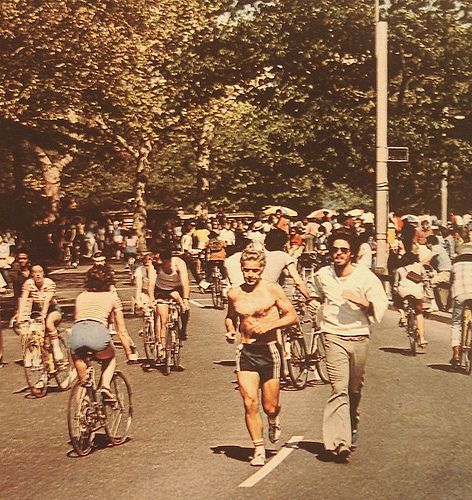 New York City 1970's Central Park | Photoscream | Flickr Nyc 60s, W Pics, Stephen Sondheim, New York City Guide, Club Look, Vintage Nyc, Evelyn Hugo, New York City Photos, Old School Fashion