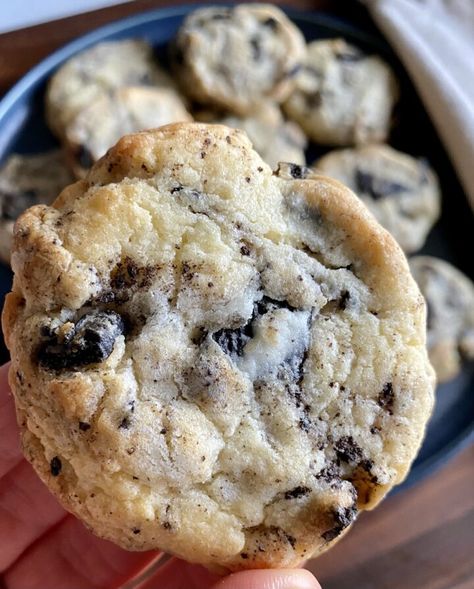 5 Ingredient Oreo Cheesecake Cookies - Hungry Happens Raspberry Oreo Cheesecake Cookies, Popular Cheesecake Flavors, Raspberry Cheesecake Cookies, Cream Cheese Oreo, Oreo Cheesecake Cookies, Hungry Happens, Quick Treats, Cheesecake Dessert, Cheese Cookies