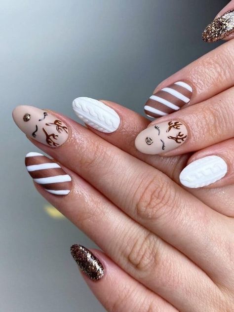 Brown nails with reindeer and stripes Winter Nail Trends, 2023 Nails, Candy Cane Nails, Cute Christmas Nails, Christmas Gel Nails, Nail Candy, Christmas Nails Acrylic, Trendy Nail, Winter Nail