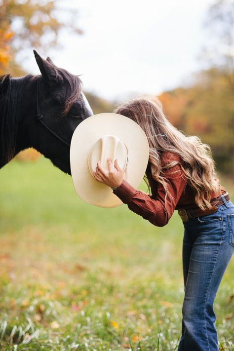 Punchy Cowboy, Senior Horse Photography, Horse Portrait Photography, Cowgirl Senior Pictures, Farm Senior Pictures, Horse Photoshoot Ideas, Equine Photography Poses, Western Photo Shoots, Horse Senior Pictures