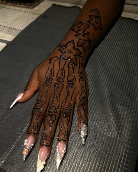 Skeleton hand + floral 😍😍😍😍 Book me for your henna ladies ! 💖 . . . If viewing follow || @thehennatrap to view more ❤️‍🔥 Located : Polk County FL Become a henna girl today! ❤️‍🔥 click the number in our bio to book ! 💖 . . . #henna #hennadesign #hennaart #fyp #explorepage #tampahennaartist #tampahenna❤️‍🔥 #polkhenna #thehennatrap #hennainspire #hennalove Skeleton Henna Tattoo, Full Sleeve Henna Tattoo, Foot Henna Designs Simple Easy, Henna Skeleton Hand, Red Henna On Dark Skin, Skeleton Hand Henna, Skeleton Henna, Henna On Dark Skin, Henna Leg Tattoo