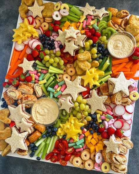 First Birthday Platter, Party Food Charcuterie Board, Preschool Birthday Snacks, Kids Platter Ideas, Kids Party Snack Table, Kid Birthday Food Ideas, Kids Grazing Platter, Small Snack Board, Kids Party Snacks Birthday