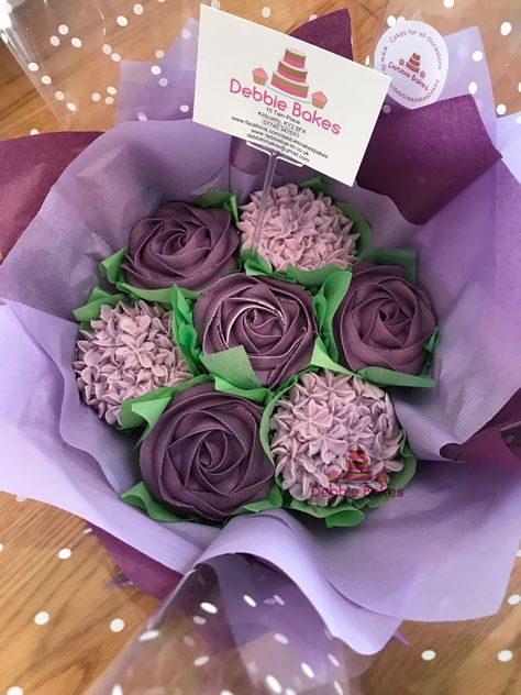 Cupcake Bouquet Diy, Flower Bouquet Cupcakes, Cupcake Bouquet Tutorial, Bouquet Cupcakes, Cupcake Arrangements, Cupcake Flower Bouquets, Cupcake Flower, Purple Flower Bouquet, Mothers Day Desserts