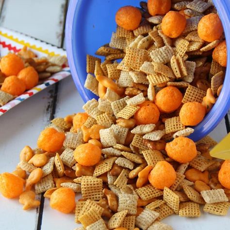 Chex Recipes, Beach Ball Party, Chex Party Mix, Beach Snacks, Trail Mix Recipes, Fresh Meals, Chex Cereal, Chex Mix Recipes, Family Fresh Meals