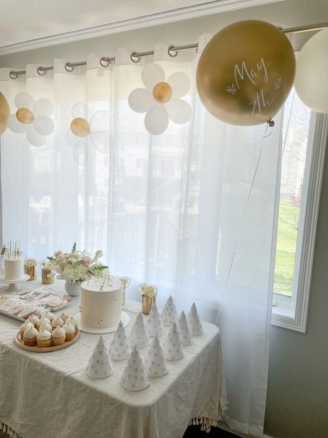 One Year Old Backdrop, First Birthday Setup At Home, Simple 2 Year Birthday, At Home 1st Birthday Party Ideas, First Birthday Table, Simple One Year Old Birthday Party, Daisy Dessert Table, Gray Party Decorations, One Year Old Birthday Party