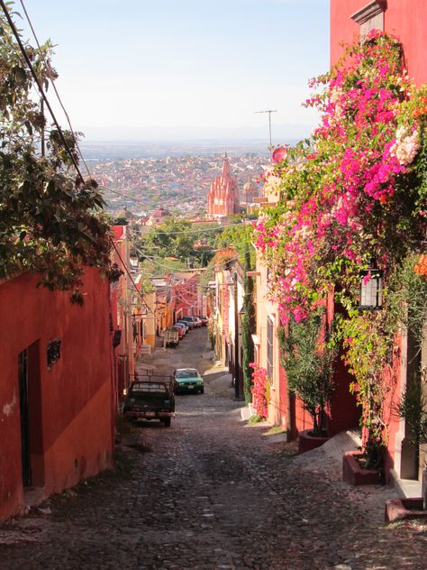 My favorite photo from last time in SMA Mexico Countryside, Monterey Mexico, Mexican Aesthetic, Latina Aesthetic, Mexico Culture, Yes It Is, Mexican Decor, Mexican Culture, The Plaza