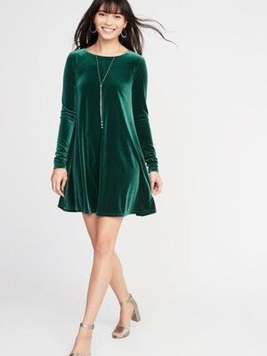 3 Ways To Style A Velvet Dress For The Holidays - Chasing Cinderella Navy Velvet Dress, Velveteen Dress, Party Dress Inspiration, Velvet Dress Short, Velvet Dress Designs, Green Velvet Dress, New Years Dress, Hijab Style, Winter Fashion Outfits