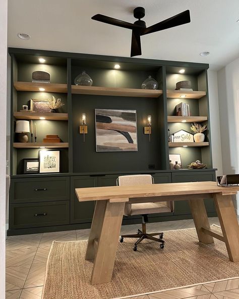 Hunter Green Office, Dark Green Office Ideas, Moody Green Office, Dark Green Home Office, Green Office Ideas, Emerald Walls, Moody Office Inspiration, Green Office Walls, Dark Green Office