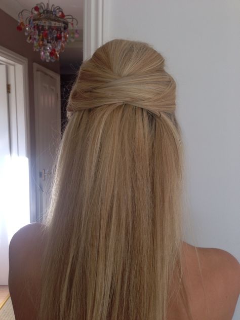 Straight Bridesmaids Hairstyles, Bridesmaid Hair For Straight Hair, Blonde Hair Inspo Straight, Graduation Hairstyles Straight Hair, Straight Hair Looks For Prom, Straight Hairstyles Blonde, Bride Hairstyles Straight Hair, Prom Straight Hair, Straight Bridesmaid Hair