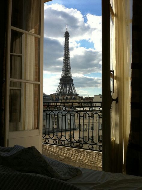 window view onto Paris Torre Eiffel Paris, Magic Places, Paris Dream, Apartment View, Parisian Life, Paris Aesthetic, Louvre Paris, Paris Apartments, Window View