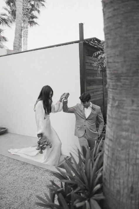 Intimate Wedding Outfit, Minimalist Elopement, Small Elopement Wedding, Elopement Wedding Ideas, Romantic Intimate Wedding, Wedding Outfit Ideas, Julia Davis, Intimate Wedding Photos, Elopement Wedding Photography