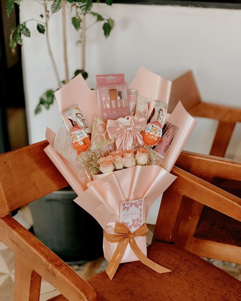 Pinterest Dreamy Gift 🎀🦢🌷 Birthday Hamper for her Bouquet 🤍 Pintrest Cake : @cakes.spot._ . . . . #pintrest #dreamybouquet #uniqcreate #ａｅｓｔｈｅｔｉｃ #pink #pinky #love #lovequotes #pinterestinspired #pinterestaesthetic #forher #loveislove Birthday Hamper For Her, Bouquet Hamper, Handmade Hamper, Birthday Hamper, Hampers For Her, Birthday Hampers, Aesthetic Pink, Dream House Exterior, Pink Gifts