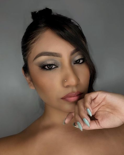 Simple Grey Eyeshadow Looks, Matte Gray Eyeshadow Looks, 90s White Eyeshadow, Grey And Silver Eyeshadow, Grey Eyeshadow Looks, Silver Cut Crease, Cut Crease Hooded Eyes, Cut Crease Eyeshadow, Grey Eyeshadow