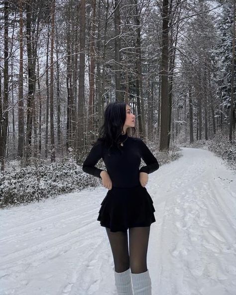 Dresses To Wear With Tights, Cute Black Winter Outfits, Styling Black Leggings Winter, Pretty Black Outfits, Winter Dress And Boots Outfit, Dark Outfits Girl, Dark Christmas Outfit, Black Skirt Outfit Formal, Christmas Inspo Outfit