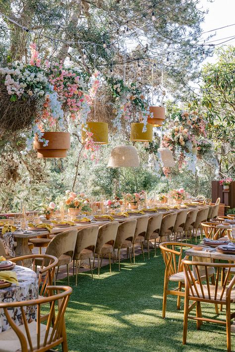 Whimsical Wedding Place Setting, Mismatched Wedding Decor, Hanging Flowers Wedding, Whimsical Wedding Theme, Coastal Weddings, Brazilian Wedding, Whimsical Garden Wedding, Hanging Centerpiece, Hanging Installation