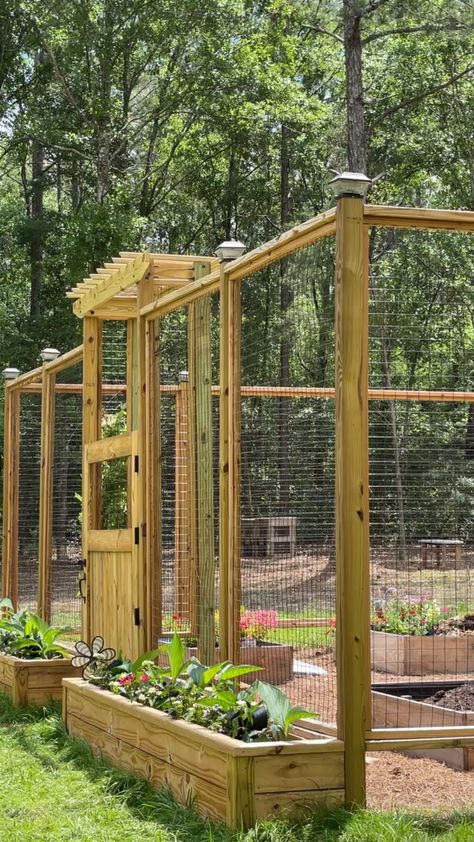 Enclosed Walk In Garden, Enclosed Garden Ideas Raised Beds, Orchard Fencing, Fenced Vegetable Garden Design, Flower Bed Fence Ideas, Greenhouse Pallet, Deer Fence Garden, Fencing Around Garden, Fenced Garden With Raised Beds