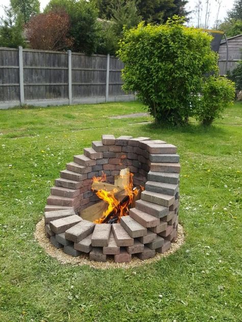 70+ Cheap and Simple DIY Backyard Fire Pit Ideas and Designs For Landscaping 79 Paver Project Ideas, Cheap Diy Garden Ideas Homemade, Homemade Fire Pit Diy, Fire Places Ideas Outside, Diy Fire Pit Ideas Backyard, Small Yard Fire Pit Ideas, Diy Fire Pit Ideas Cheap Simple, Fire Pit Ideas Backyard Landscapes, Wood Storage Fireplace