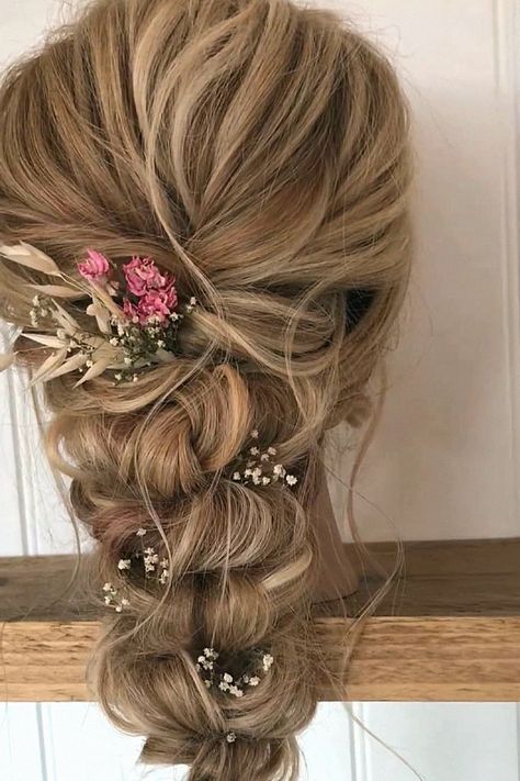 This boho wedding look is super chill for any bride. I’m really into this one for boho inspo. Grab this to your bridal collection Beautiful Wedding Hair, Boho Inspo, Elegant Updo, Hair Collection, Hey Girl, Wedding Looks, Bridal Collection, Wedding Hair, Boho Wedding