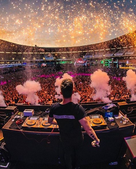 One of the coolest pics ever! #nickyRomero #edm #epic Dj Pics, Night Club Dance, Edm Concert, Techno Party, Dream Vacation Spots, Dj Photos, Nightclub Design, Music Studio Room, Dj Setup