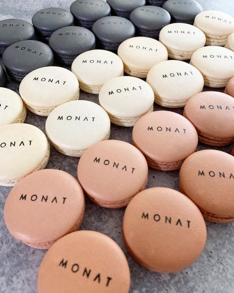 Instagram 上的 Macarons By Agatha：「 Closer look 😍 I love this color combo! I use few drops of black for my gray shells. I make my own stencils most of the time using… 」 Branded Macarons, Beauty Activation, Branded Cupcakes, Printed Cookies, Macaron Packaging, Cookie Shots, Food House, Corporate Logo, Future Ideas