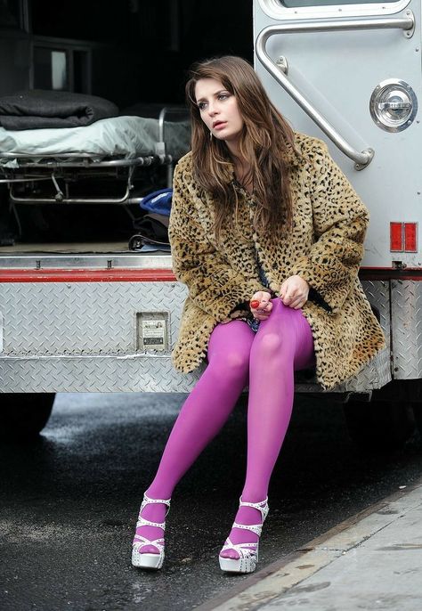 Pink Tights Outfit, Color Tights Outfit, Colorful Tights Outfit, Twee Aesthetic, Pantyhose Outfit, Funky Tights, Cool Tights, Colored Tights Outfit, Purple Tights