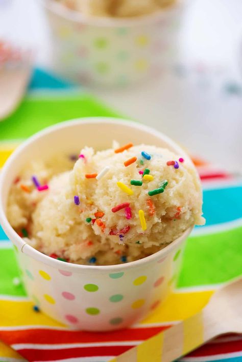 This edible sugar cookie dough is safe to eat and made with no eggs! Tastes like the perfect cookie dough! Healthy Sugar Cookie Dough, Edible Sugar Cookie Dough Recipe, Cookie Dough Vegan, Cookie Dough For One, Edible Sugar Cookie Dough, Sugar Cookie Dough Recipe, Eggless Cookie Dough, Edible Cookie Dough Recipe, Cookie Dough Recipe