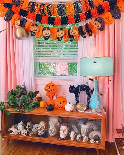 Amanda - Modern "June" Cleaver on Instagram: “My favorite Halloween corner 🎃✨ An entire month of leaning into our “mid century morbid” decor even harder. Have y’all decorated yet? 💀🐱🕸” Vintage Halloween Front Porch, Colourful Halloween Decor, 70s Halloween Decor, Mid Century Halloween Decor, 90s Halloween Decorations, Mcm Halloween, Midcentury Halloween, Colorful Halloween Decor, Mid Century Modern Halloween