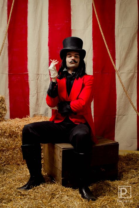 This guy had a circus carnival adult party in his house- and it looks amazing! Vintage Circus Costume, Circus Freaks, Steampunk Circus, Circus Fashion, Creepy Circus, Circus Vintage, Fashion Show Themes, Circus Outfits, Pierrot Clown