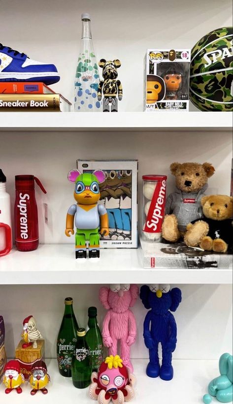 Hypebeast Shelf Decor, Bearbrick Bedroom, Trap Rooms Aesthetic, Room Ideas Aesthetic Living Room, Living Room Ideas Couch, Room Ideas Couch, Living Room Ideas Aesthetic, Living Room Ideas Simple, Trap Room