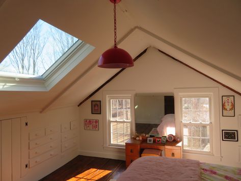 Attic Bedroom Designs Aesthetic, Aesthetic Attic Room, Aesthetic Attic Bedroom, Room In Attic Aesthetic, Old House Attic Bedroom, Attic Bedroom, Teen Room Decor, Minimalist Room, Room Design Bedroom