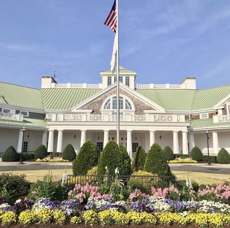 Hamptons Country Club, Country Club Building, Country Club Exterior, Kook Life, Golfing Aesthetic, Tsitp Dr, Stockholm Aesthetic, East Coast Aesthetic, Country Club Aesthetic