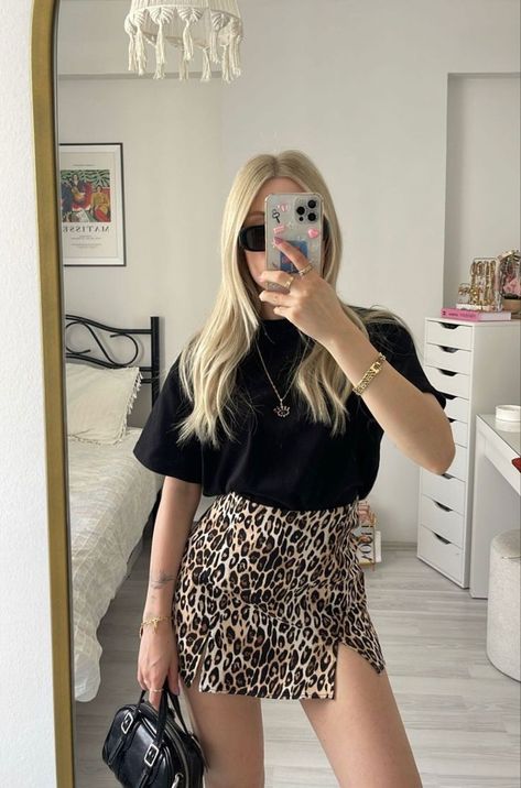 Blue Mini Skirt Outfit, Mini Skirt Outfit Casual, Leopard Skirt Outfit, Outfits Date, First Date Outfits, Date Outfit Casual, Effortlessly Chic Outfits, Date Outfits, First Date