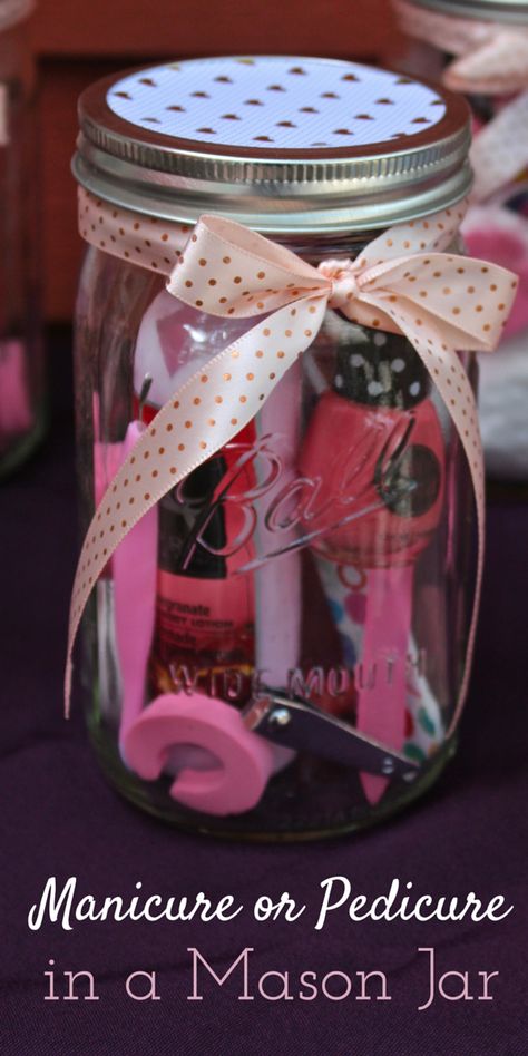 DIY Manicure or Pedicure in a Mason Jar. Makes a great Wedding/Baby Shower game prize/gift. Easy tutorial this idea should only take about 5 minutes. Perlengkapan Bayi Diy, Baby Shower Game Prizes, Shower Prizes, Prize Gifts, Baby Shower Prizes, Weekend Crafts, Christmas Crafts For Adults, Game Prizes, Manicure Diy