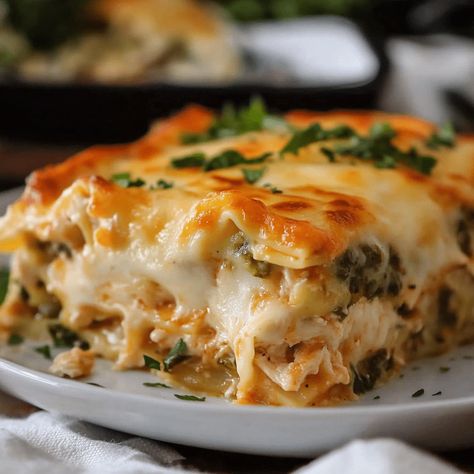 Enjoy a hearty Chicken and Spinach Lasagne that's rich in flavor and nutrition. Perfect for any lasagna lover! Chicken And Spinach Lasagna, Chicken Spinach Lasagna, Chicken Lasagne, White Chicken Lasagna, Chicken Lasagna Recipe, Minced Chicken Recipes, Dinner Casserole Recipes, Lasagne Recipes, Cheese Lasagna