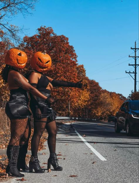 Bestie Pumpkin Head Photoshoot, Ghost Face Photoshoot Women, Best Friend Halloween Pictures, Best Friend Pumpkin Head Photoshoot, Bff Halloween Photoshoot, Halloween Pics With Friends, Best Friend Halloween Photoshoot, Halloween Photoshoot Women, Pumpkin Head Photoshoot Friends