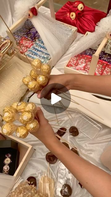 How To Make Candy Box Gift, How To Wrap Candy Gifts, Money And Chocolate Gift Ideas, Diy Chocolate Gift Basket, Gift Basket Design Ideas, How To Gift Chocolates, Chocolate And Flower Bouquet Gift Ideas, Friendship Gift Basket Ideas, Surprise Birthday Box Ideas