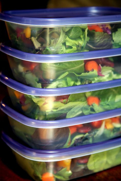 Here's an example of what to buy for five days of salads:  Large container of greens 2 cucumbers 2 to 3 bell peppers 5 medium carrots 1 package cherry tomatoes 1 bag grapes 2 packages tofu 1 can chickpeas Sunflower seeds 2 avocados Bottle of Week Of Salads, Salad Coleslaw, Plats Healthy, Salad Pasta, Stay Fresh, Healthy Options, Soup And Salad, Healthy Lunch, Healthy Tips