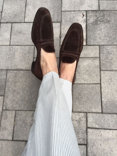 fashion men are the new black Brown Suede Loafers, Suede Moccasins, Moccasins Shoes, Best Shoes For Men, Popular Shoes, Brogue Shoes, Mens Fashion Inspiration, Suede Loafers, Penny Loafers