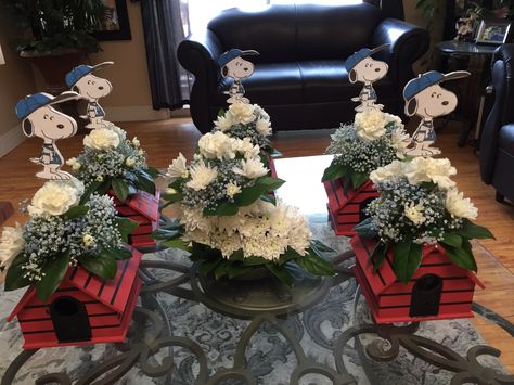 Snoopy Baby Shower Decorations, Snoopy Baby Room, Snoopy Birthday Party, Snoopy Baby Shower, Snoopy Baby, Decorating With Sticks, Snoopy Party, Snoopy Birthday, Baby Snoopy