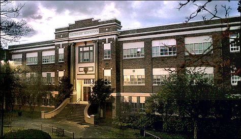 American High School Exterior, American Highschool Exterior, Riverdale Visualization, Riverdale Hiram Lodge, Riverdale Season 1 Aesthetic, Riverdale High School, Disneyland Main Street, School Campus, High Building