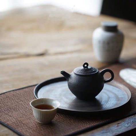 Time for tea!🍵💕🙏🏻 Japanese Tea Pot, Ceramic Leaf, Japanese Home, Tea And Books, Gongs, Handmade Table, Tea Art, Tee Set, Matcha Tea